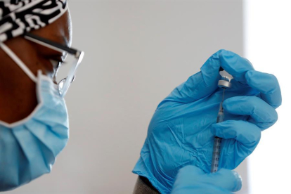 Personal de salut prepara una xeringa amb la vacuna Pfizer contra la covid-19.
