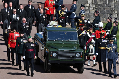 La comitiva fúnebre -con la familia real- última el féretro del duque de Edimburgo, en el castillo de Windsor.