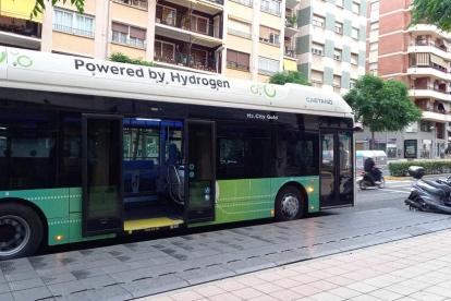 El EMT prueba un autobús de hidrógeno por las calles de Tarragona
