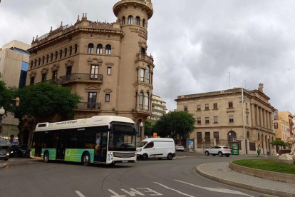 Imagen del autobús de hidrógeno pasando por la Font del Centenario.