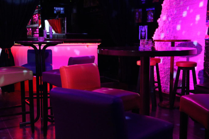 La pista de baile del bar musical Everlasting de Sitges, convertida en un espacio de mesas y sillas.