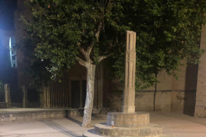 Imatge de lcom ha quedat la creu de terme del Camí dels Monjos davant l'església del monestir de Sant Cugat del Vallès.