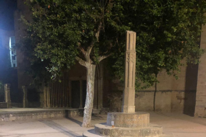 Imagen de lcom ha quedado la cruz de término del Camino de los Monjes ante la iglesia del monasterio de Sant Cugat del Vallès.