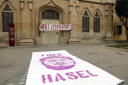 Plano abierto donde se pueden ver pancartas de apoyo al rapero Pablo Hasél en la entrada del Rectorado de la UdL.