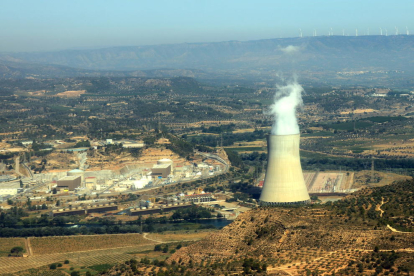 Imagen de archivo de la central nuclear de Ascó con la chimenea a la derecha y los reactores a la izquierda.