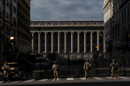 Els membres de la Guàrdia Nacional asseguren el perímetre a prop de la Casa Blanca.