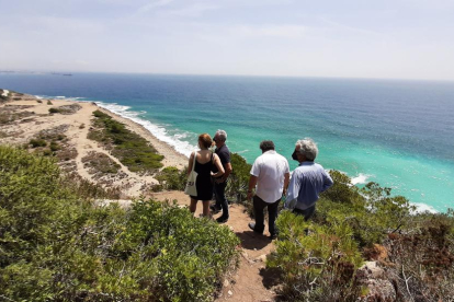 L'alcalde de Salou, Pere Granados amb els diputats socialistes visitant els entorns naturals del territori.