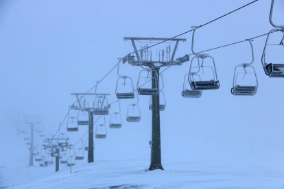 Pla de detall del telecadira de la zona de Bonaigua a l'estació d'esquí de Baqueira Beret