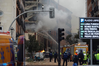 Imatge dels bombres, policia i equips d'emergència al volltant de l'edifici sinistrat.