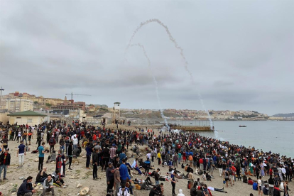 Cientos de personas esperan en la playa de la localidad de Fnideq (Castillejos) para cruzar los espigones de Ceuta
