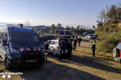 Una furgoneta de Mossos d'Esquadra a la festa il·legal en una masia del Berguedà.