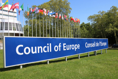 Plano general del cartel donde se lee 'Consejo de Europa', delante la sede de la institución, en Estrasburgo.