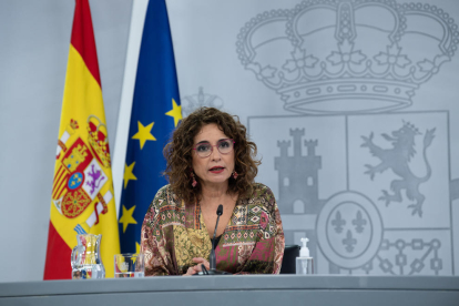 Plano medio de la portavoz del gobierno español, María Jesús Montero.