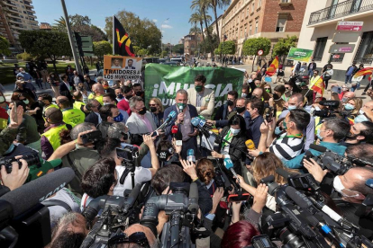 El secretario general de Vox atendiendo a los medios antes de iniciar la marcha de protesta en Murcia.