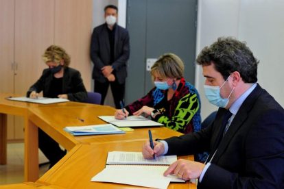 La consellera de Salut, Alba Vergés, el director del Servei Català de la Salut, Adrià Comella, i l'alcaldessa de Tortosa, Meritxell Roigé, signant el conveni per a l'ampliació de l'HVCT.