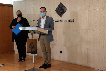 El concejal de Recursos Humans y Medi Ambient Daniel Rubio y la concejala de Promoció de Ciutat, Montserrat Caelles.