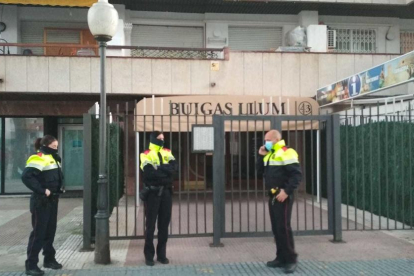 Los Mossos d'Esquadra en la calle Carles Buïgas.