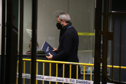 Imagen de archivo del abogado de Román Gómez Ponti, Jorge Navarro, entrando en la comisaría de los Mossos de las Corts.