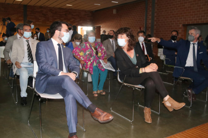 El president de la Generalitat, Pere Aragonès, conversant amb la consellera d'Acció Climàtica, Teresa Jordà, en la presentació del Centre de Resiliència Climàtica d'Amposta.