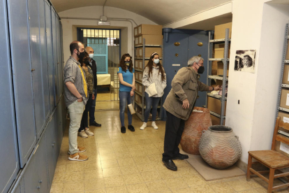 La visita 'Raval Santa Anna, 59, un banc de tresors', en el Museu Salvador Vilaseca de Reus.