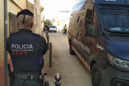 Un agent dels Mossos d'Esquadra durant l'operatiu.