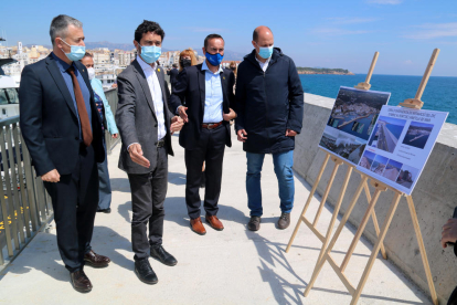 El conseller Damià Calvet i l'alcalde de l'Ametlla de Mar, Jordi Gaseni, davant dels plafons explicatius del projecte.