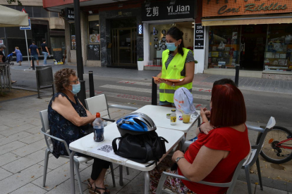 Una imatge d'arxiu d'educadors de salut al carrer.