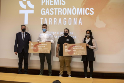 Imagen de los dos ganadores durante la entrega de premios.