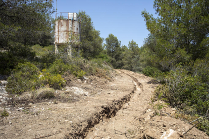 Les obres, de moment, estan obrint una rasa per tal d'instal·lar-hi una canonada d'aigua.