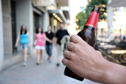 Los españoles beben casi 5 litros de cerveza a la semana de media.