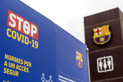 Un cartel con las medidas de seguridad e higiene por ​el coronavirus en el exterior del Camp Nou