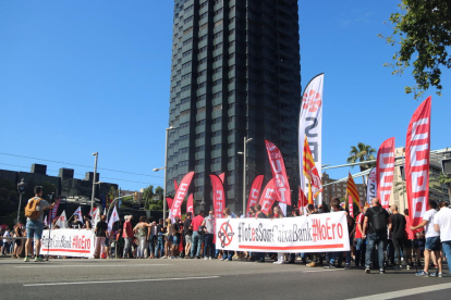 La manifestació dels treballadors de CaixaBank davant la seu del banc a Barcelona, coincidint amb la primera vaga general en la història de l'entitat.