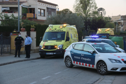 La Policia Local i els Mossos amb les ambulàncies al costat de la casa on ha tingut l'accident la petita a la Bisbal.