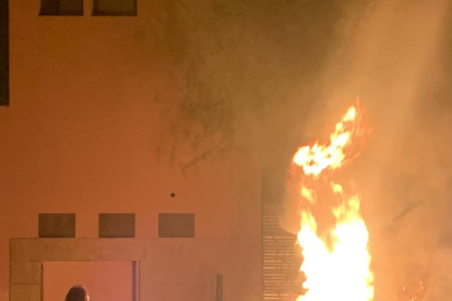 Un vecino intentando apagar el fuego.