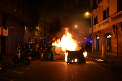 Cremen contenidors durant la protesta proHasel a Barcelona.