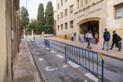 S'ha suprimit temporalment l'aparcament de motos davant el col·legi Lestonnac fins al juny.
