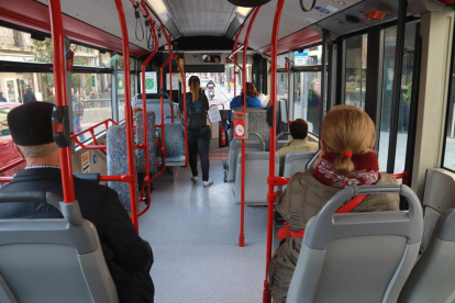 Interior de un autobús municipal de Tarragona.