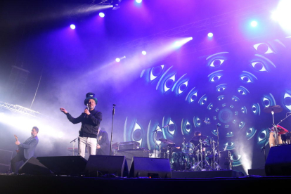 Santi Balmes durant el concert de Love of Lesbian al Palau Sant Jordi.