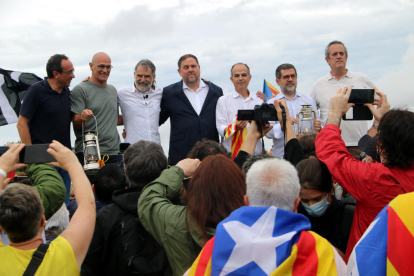 Plano general de los siete líderes independentistas en el escenario, en las puertas de Lledoners.