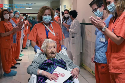 La Elena en el momento de dejar el hospital aplaudida por sanitarios y médicos.