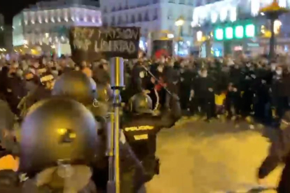 Captura de imagen de cargas policiales en la plaza del Sol de Madrid.