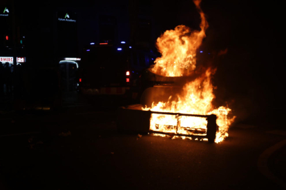 Objetos quemando durante la protesta.