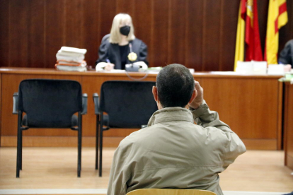 L'acusat de violar la seva neboda, assegut a l'Audiència de Lleida durant el judici,