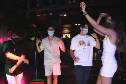 Un grup de joves que balla amb mascareta a la pista de la discoteca Flashback de Salou.