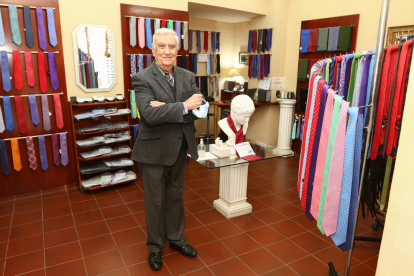 Ricardo Ferrer a la botiga que regenta al centre de Reus, en una fotografia feta la setmana passada.