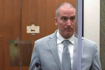Captura de vídeo de l'expolicia de Minnesotta Derek Chauvin escoltant la sentència.