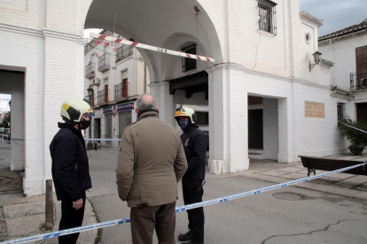Bomberos de Granada revisan el Arco de Loja junto a técnicos del Ayuntamiento de Santa Fe tras el terremoto de magnitud 4,4.