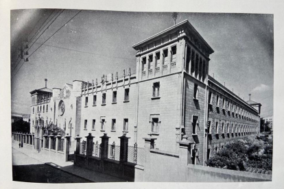 Imatge antiga de l'edifici on viuen les germanes des de 1933.