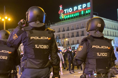 Agentes de la Policía Nacional en la plaza del Sol de Madrid durante una manifestación contra el encarcelamiento de Hasél.
