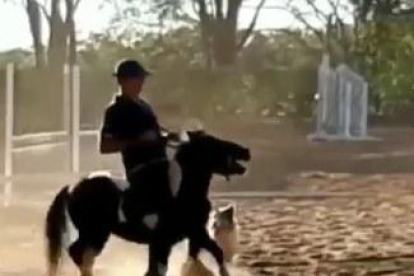 Captura de imagen del vídeo donde aparece al jinete con el poney.